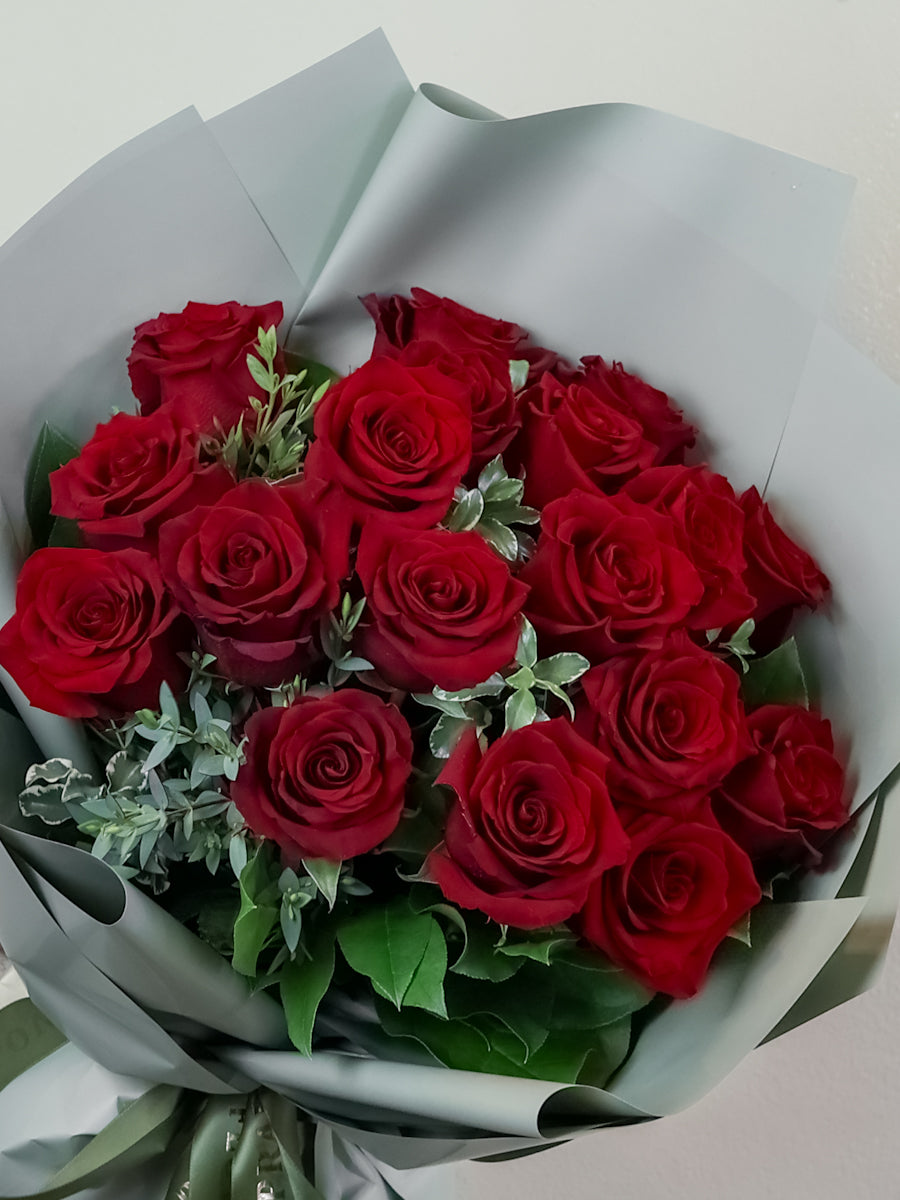 Signature Wrapped Roses – Elegant Hand-Wrapped Rose Bouquets
